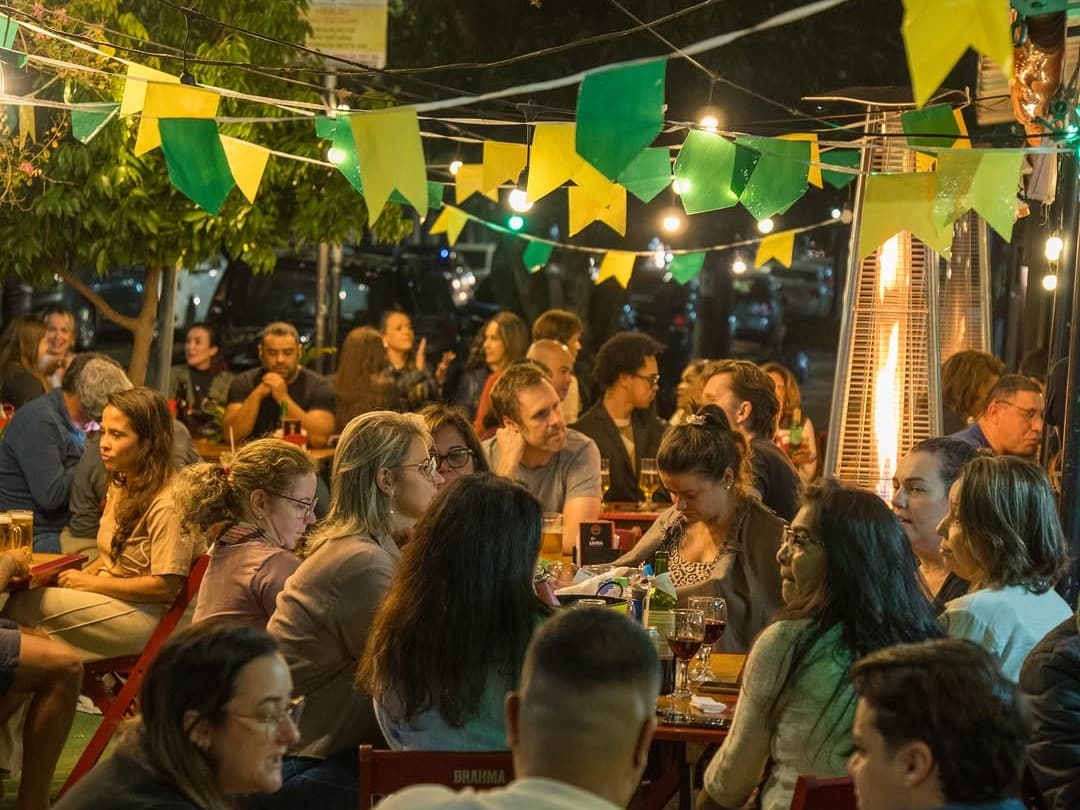 Torcida e mesas na calçada do Armazém Anita na Copa do Mundo