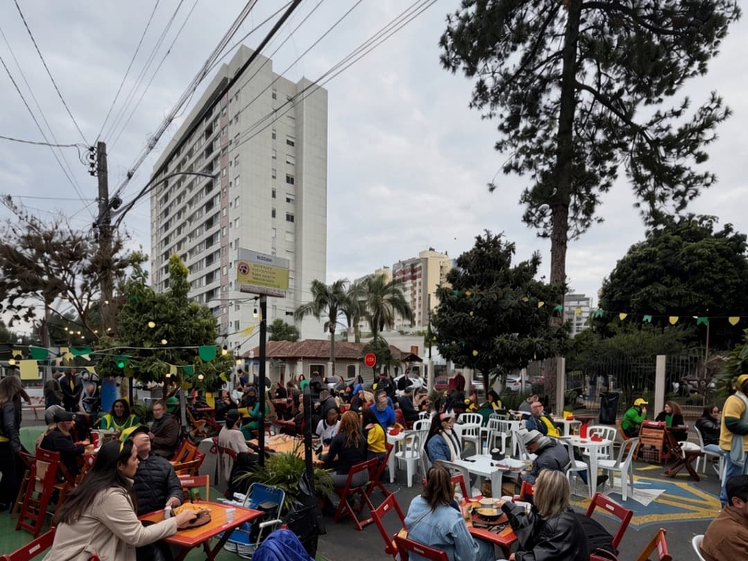Evento aberto na rua em frente ao Armazém Anita